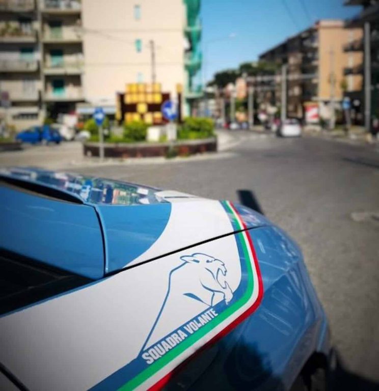 Napoli, viola il divieto di avvicinamento e tenta di irrompere in casa dell’ex: arrestato