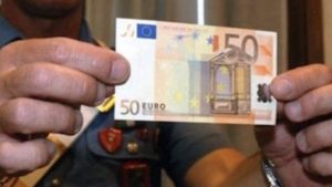 Pagano con 50 euro falsi alla sagra dei funghi: denunciata coppia nel Beneventano