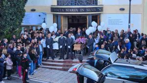 Paupisi in lutto, folla ai funerali di Elisa e Cosimo: “Mai più tragedie così”