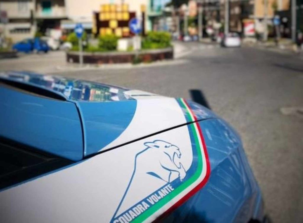 Piazza Sannazzaro, minorenne con pistola scacciacani e tirapugni: denunciato dalla Polizia