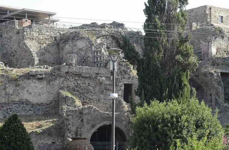 Pompei, un altro furto tra gli scavi: turista statunitense denunciato dai Carabinieri