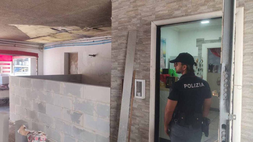 Ponticelli, rotti i sigilli: riprendono i lavori nell’appartamento abusivo. La denuncia