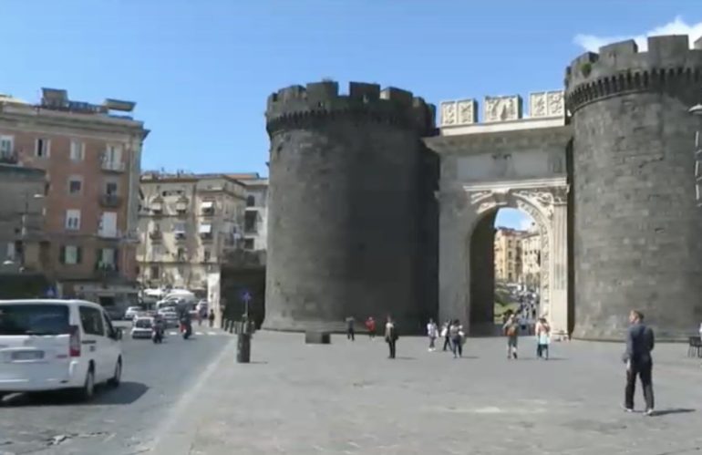 Porta Capuana, donna accoltellata con una bottiglia: denunciata 34enne