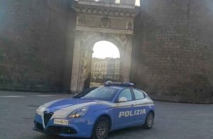 Porta Capuana, fermato 35enne gambiano: aggredisce gli agenti durante i controlli