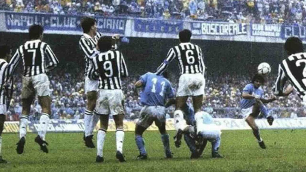 Quarant’anni dopo, un murales per la “punizione del secolo” di Maradona