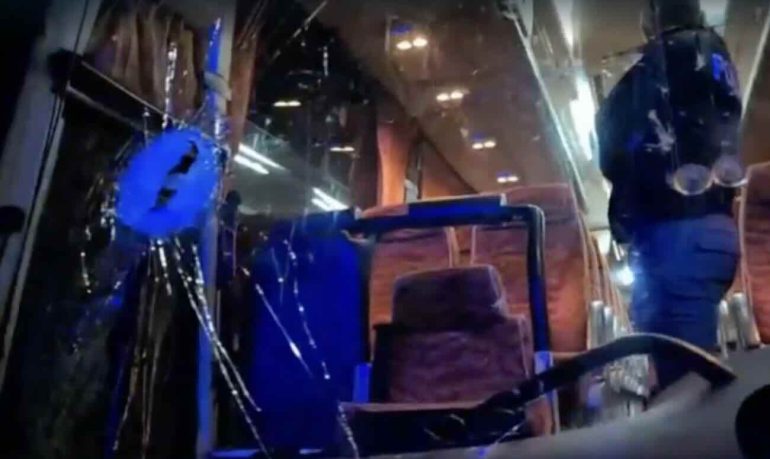 Rieti, sassi e mattoni contro il bus dei tifosi di Pistoia: muore l’autista