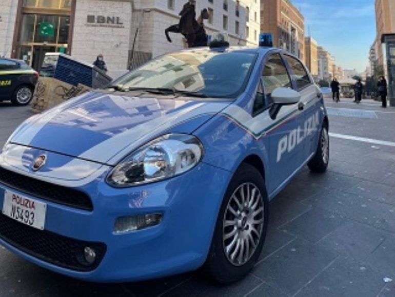 Ruba la borsa a una turista in via Toledo e aggredisce i poliziotti: arrestato