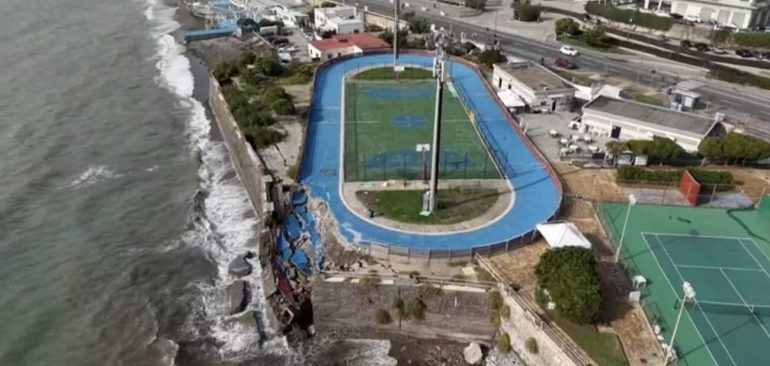 Salerno, crolla un costone sul lungomare: semidistrutto il pattinodromo