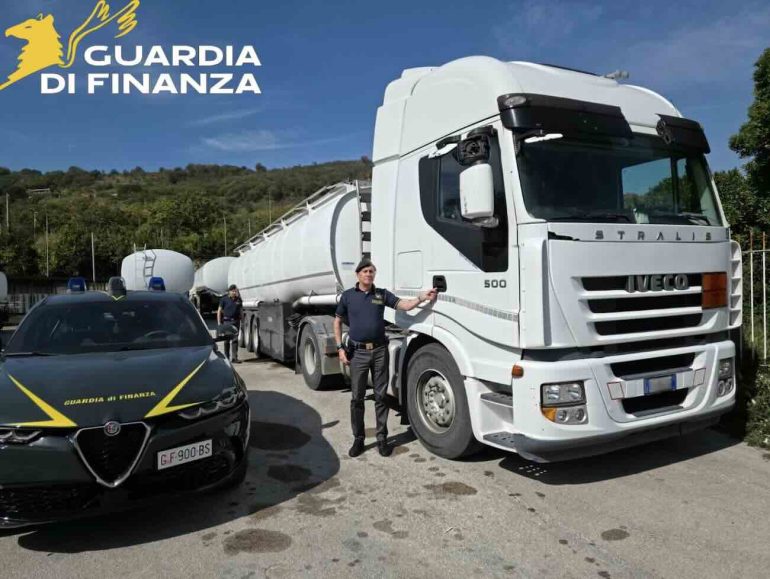 L'autocisterna sequestrata a Salerno