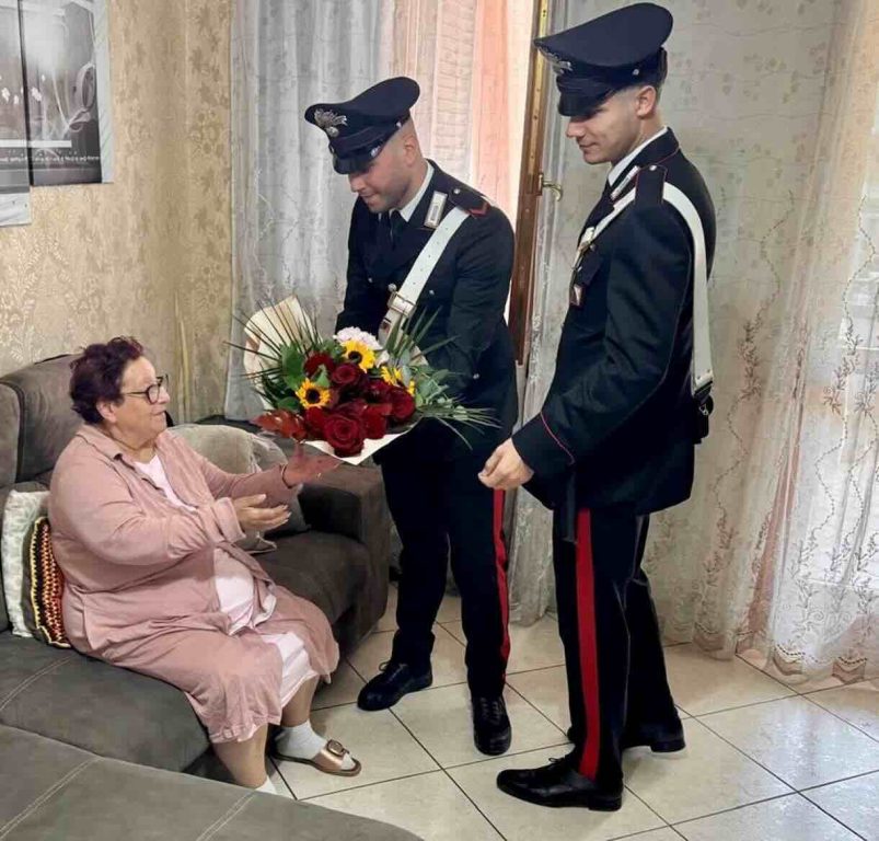 Sant’Arpino, l’anziana salvata dai Carabinieri dopo un infarto: “Grazie per la mia vita”.