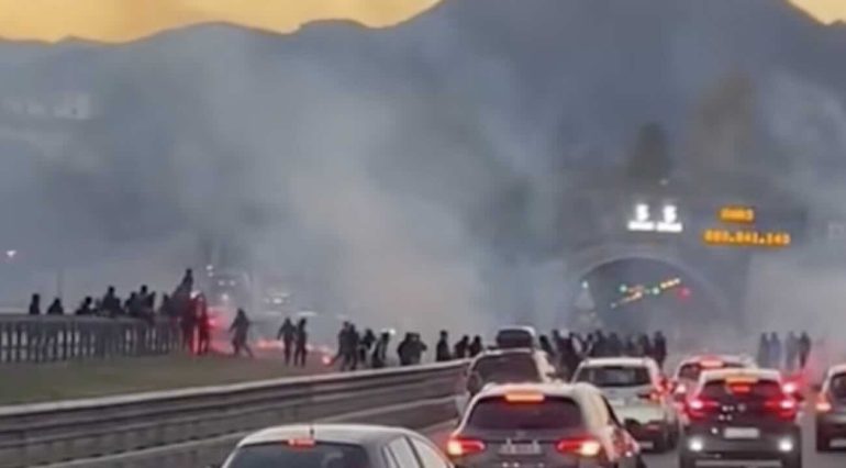 Scontri tra tifosi di Casertana e Catania sull’A2: autostrada in tilt, panico tra gli automobilisti