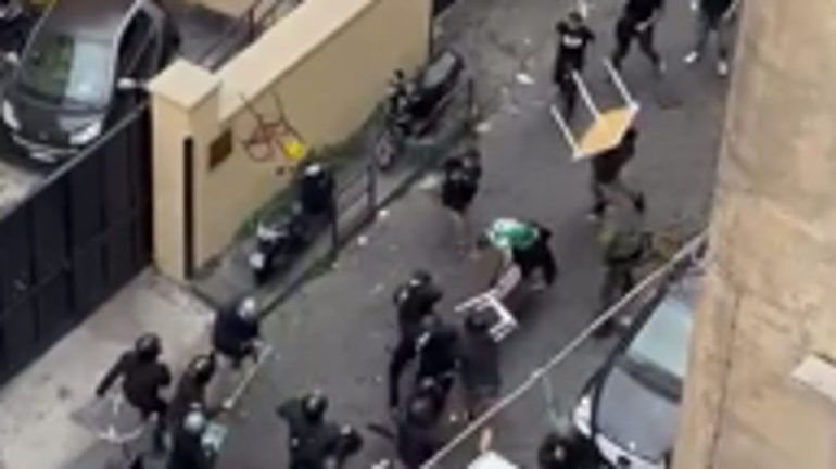 Scontri tra ultrà a Napoli, agente in borghese estrae pistola. Questura: “Nessun colpo esploso”