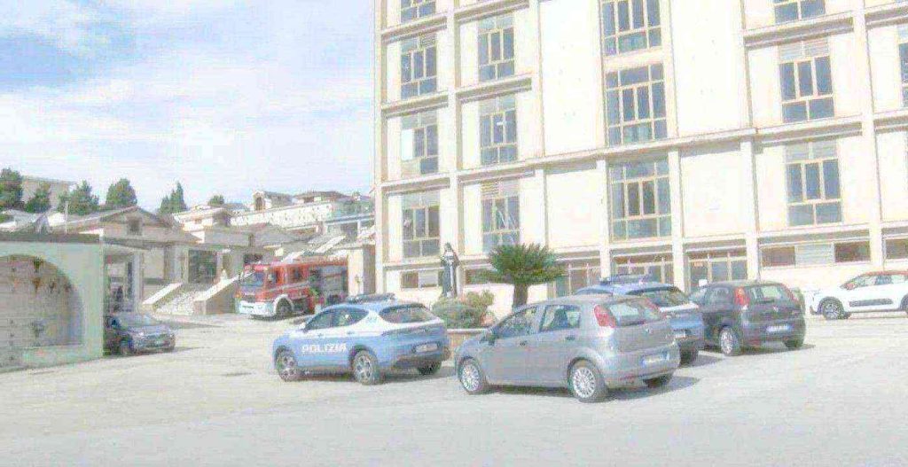 Si lancia dal palazzo dei loculi al cimitero di Avellino: muore una donna di 53 anni