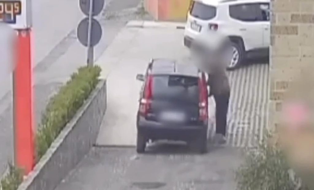Somma Vesuviana, chiude la portiera dell’auto all’arrivo dell’ex: aveva un coltello. Arrestato