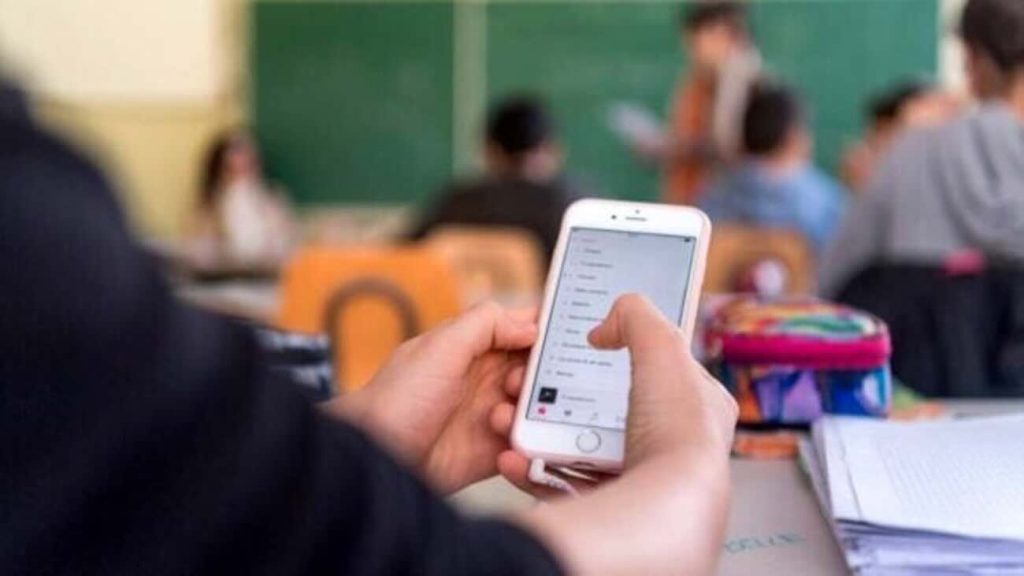 Telese, TikToker gira video a scuola: denunciato per violazione della privacy