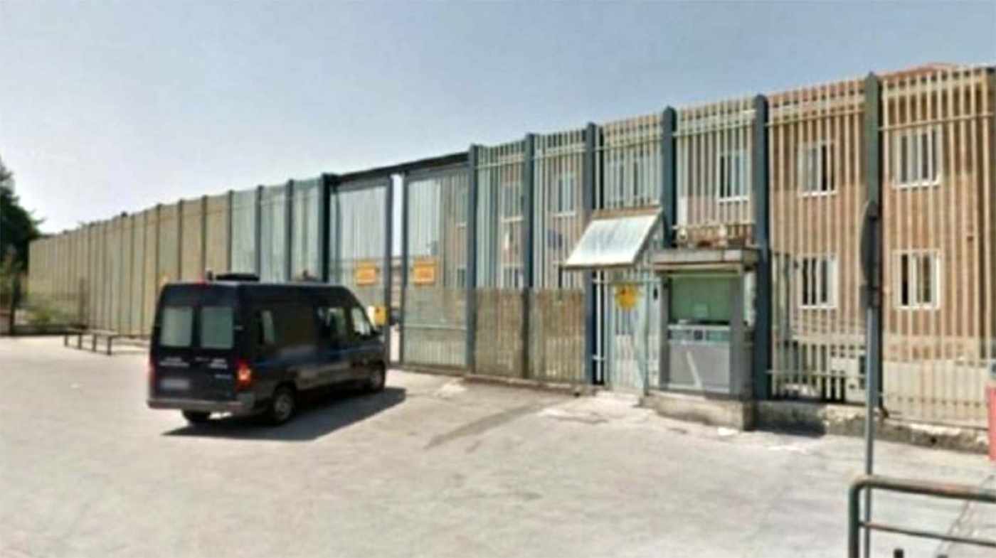 Tensione nel carcere di Avellino: sequestrati tre smartphone durante una perquisizione