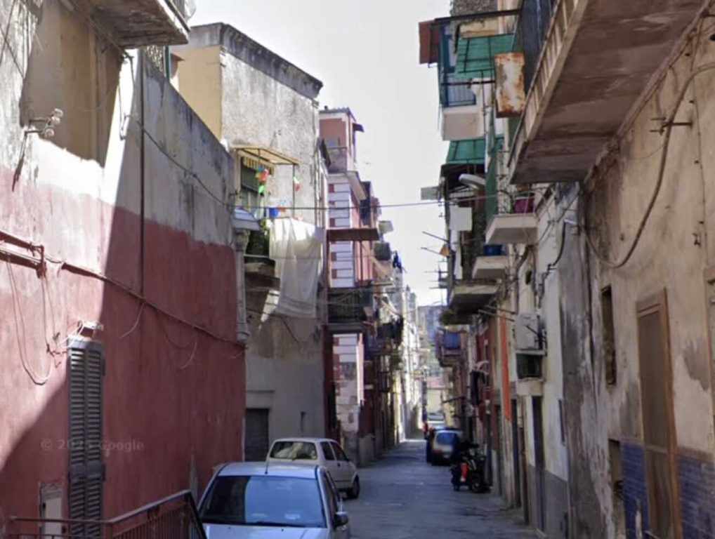 Torre Annunziata, blitz in un bene confiscato ai clan: arrestato pusher 18enne