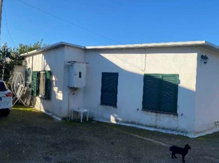 Torre del Greco, abbattuta casa abusiva nel cuore del Vesuvio: il proprietario la demolisce da sé