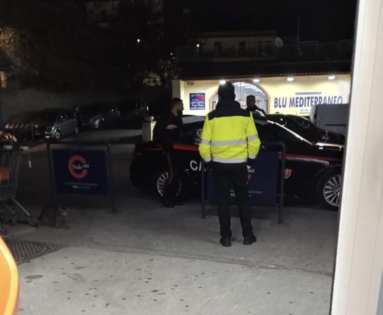 Torre del Greco, sente il “languorino” e ruba Ferrero Rocher dal supermercato: arrestato