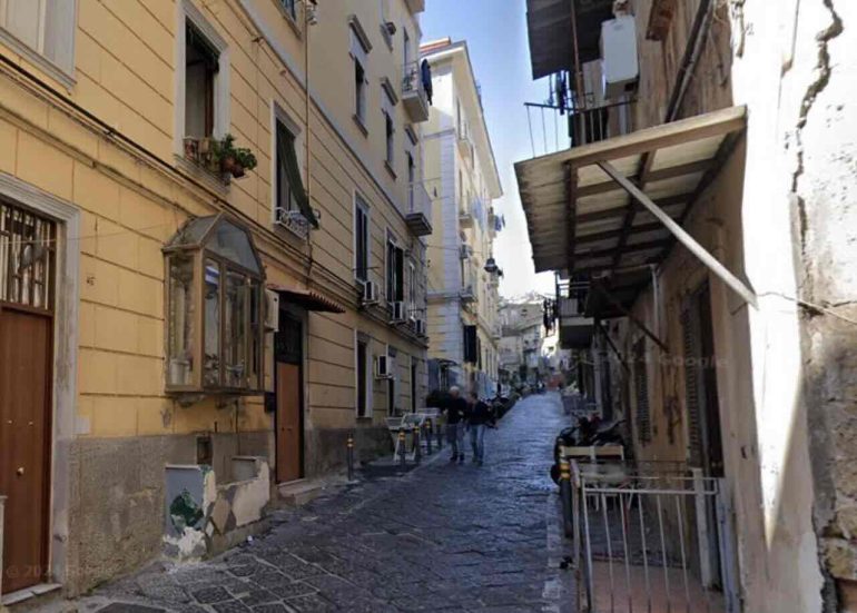 Tragedia a Napoli: donna muore cadendo da un terrazza in vico Nocelle