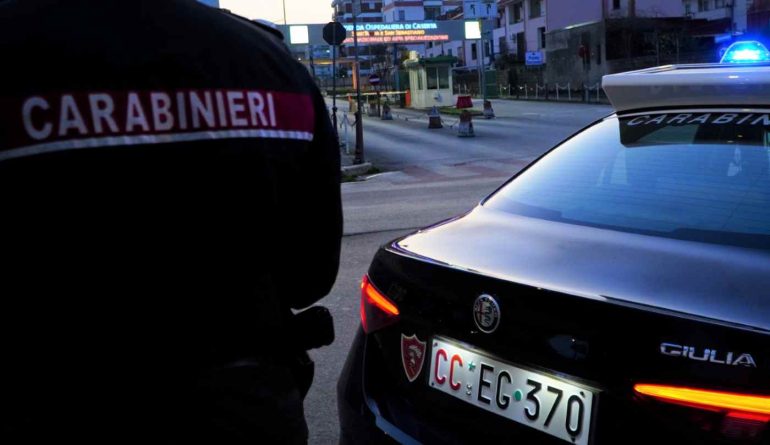 Napoli, ruba stereo da un’auto e fugge sulla e-bike: arrestato da due carabinieri fuori servizio