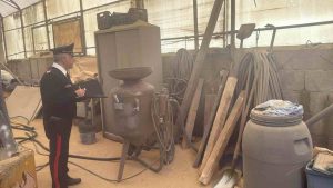 Villa Literno, scoperta officina abusiva con rifiuti di vernici: area sequestrata, tre denunciati