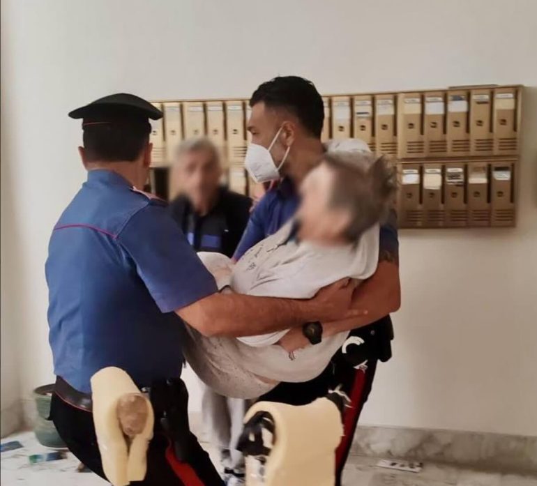 Villaricca, i carabinieri salvano anziana disabile da un incendio