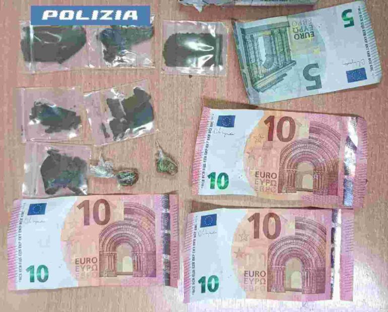 Acerra, arrestato 19enne per spaccio: sorpreso a vendere droga in strada