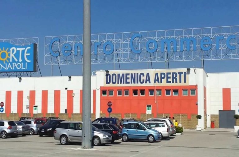 Afragola, reagisce alla rapina nel centro commerciale: accoltellato