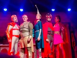 Al Teatro Bracco “Super”, i supereroi caduti tra comicità e malinconia