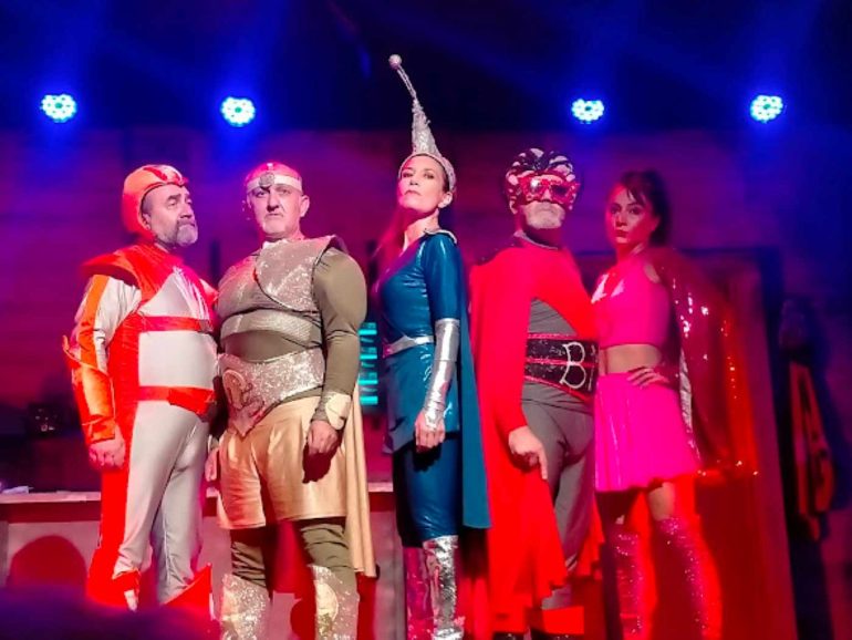 Al Teatro Bracco “Super”, i supereroi caduti tra comicità e malinconia