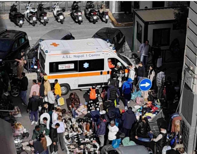 Ambulanza intrappolata nel “mercato della monnezza”: Napoli ostaggio dei mercatini abusivi