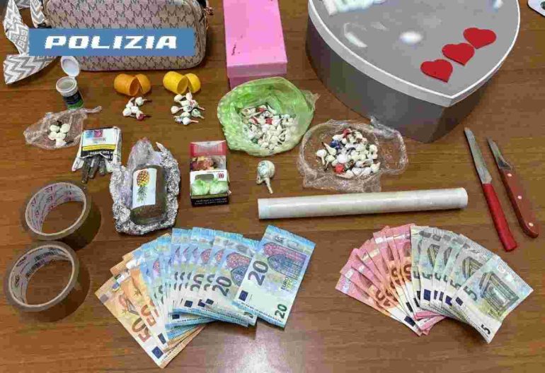 Arrestata a Napoli una 49enne: in casa cocaina, hashish e contanti