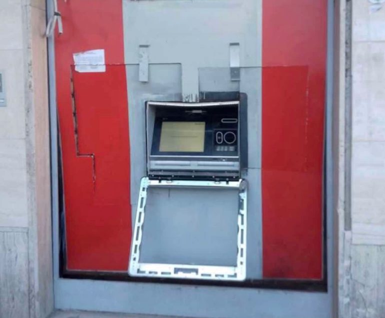 Assalto al bancomat a Sant’Anastasia: auto rubata usata come ariete contro lo sportello Unicredit