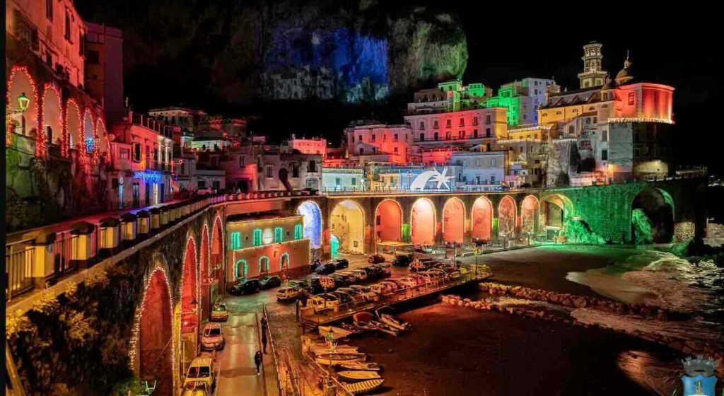 Atrani si illumina di magia natalizia: il Borgo presepe rinasce con luci ecosostenibili