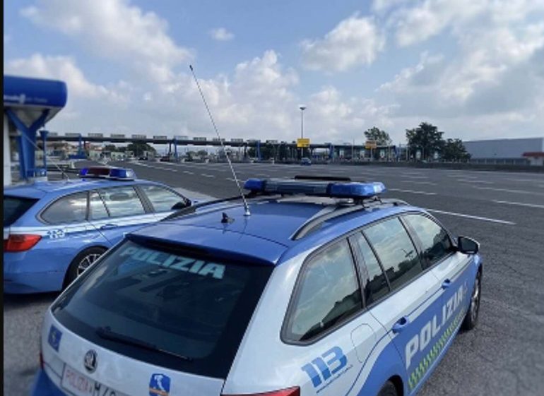Auto a noleggio con targhe straniere falsi: denunciato 27enne
