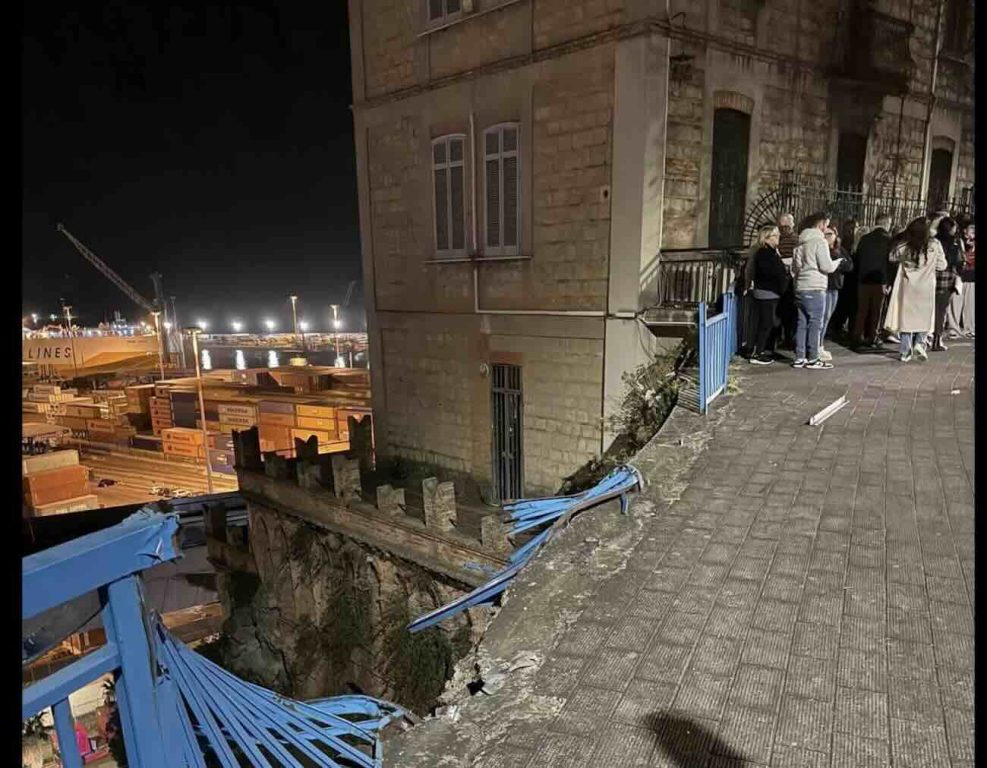 Auto sfonda la ringhiera e vola per dieci metri: notte di paura a Salerno