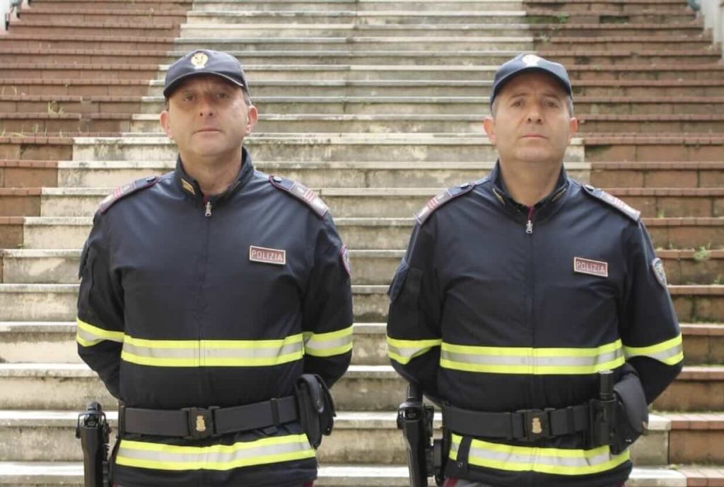 Avellino, agenti della stradale sventano un femminicidio grazie al pianto di un bimbo