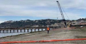 Bagnoli, Manfredi difende il piano di bonifica: «Il mare tornerà balneabile»