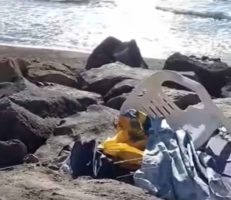 Bagnoli, la spiaggia resta nel degrado: accampamenti e rifiuti nonostante le denunce