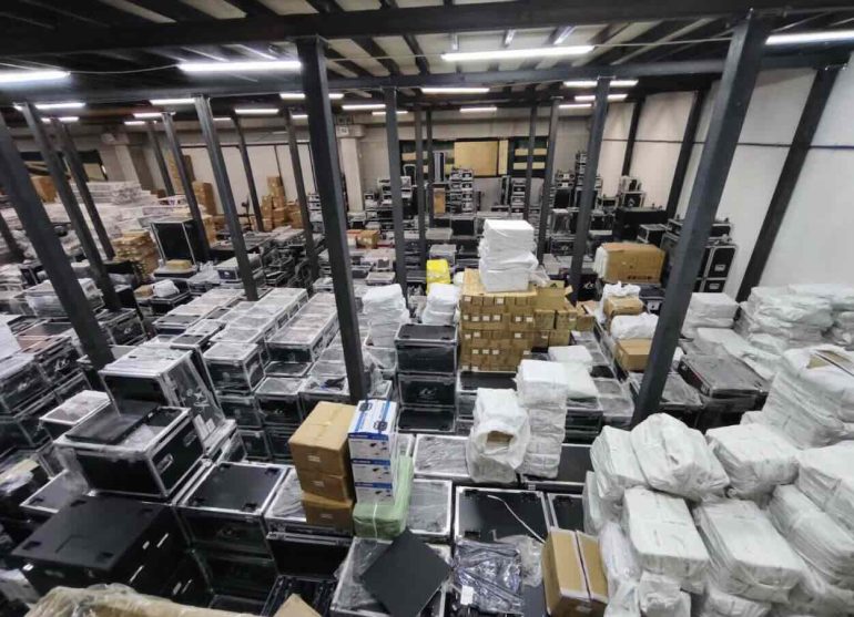 Il deposito di merce contraffatta di Barra