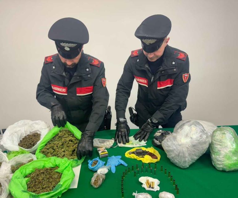 La droga e il revolver sequestrati a Lettere