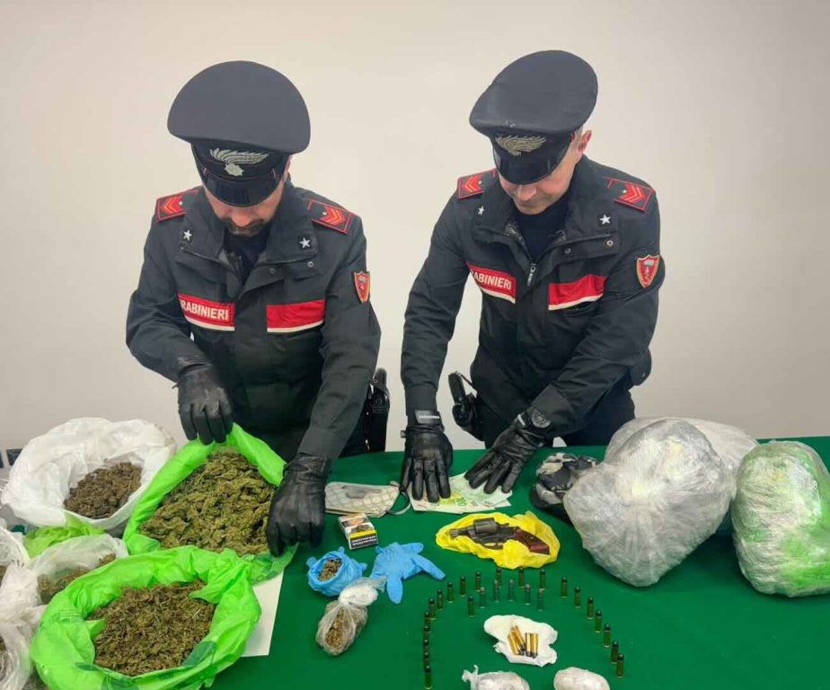 Blitz antidroga a Lettere: arrestato 50enne con droga e pistola