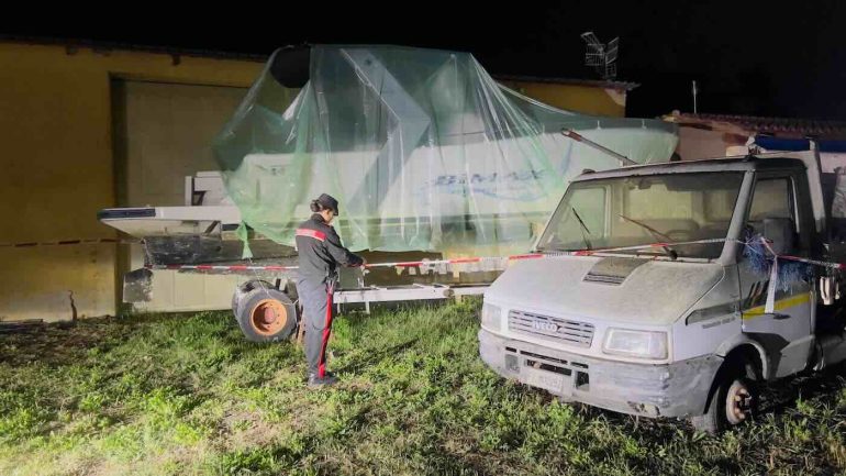 Bomba ecologica a Villa Literno: scoperti capannoni con rifiuti tossici accanto alle case