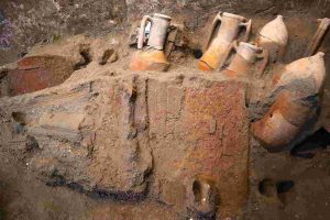 Pompei, un soffio d’Egitto nella cucina di uno street food antico: riemerge una situla alessandrina