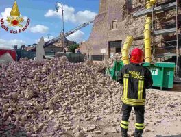 Crollo Torre dei Conti, un operaio morto dopo 11 ore sotto le macerie: Roma sotto choc