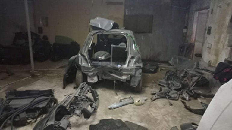 Napoli, sequestrati due capannoni per veicoli rubati e rifiuti: un denunciato