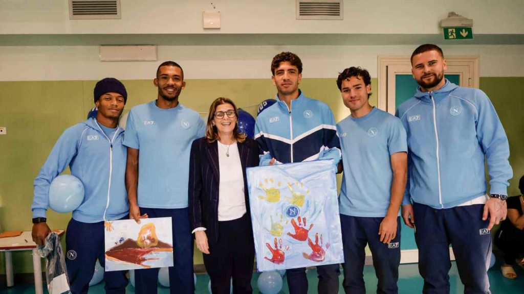 I giocatori del Napoli portano sorrisi ai bambini del Policlinico Federico II