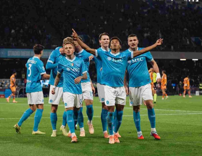 Il Napoli riparte da Neres e Lang: bastano 45′ di fuoco per stendere l’Atalanta