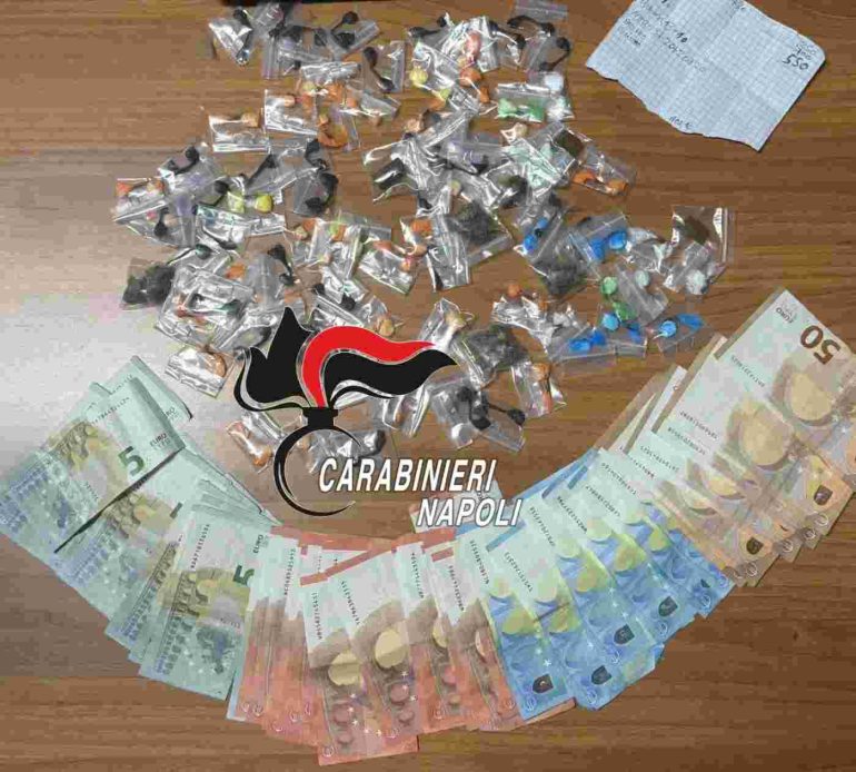 Brusciano, fermato con 49 dosi di droga e 670 euro in contanti: arrestato un 29enne